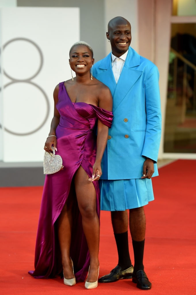 Người mẫu nam Demi Oyenekan phối chân váy với blazer theo xu hướng unisex - phong cách thời trang thịnh hành ở châu Âu.