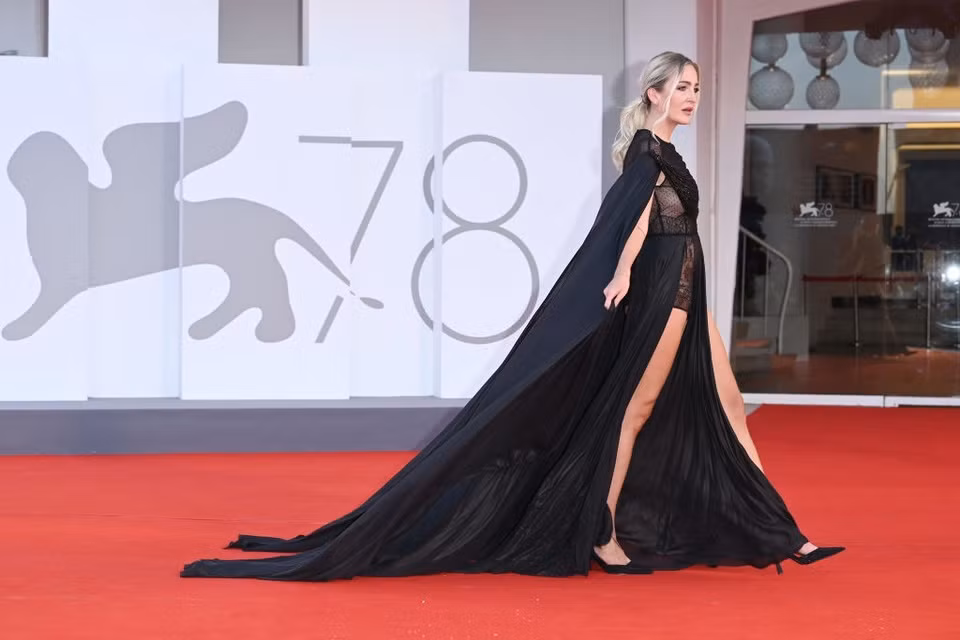 Diễn viên Julia Charlotte De Rossi gặp khó khăn với bộ váy dài quét đất. Người đẹp liên tục bị vấp váy, dẫn đến những biểu cảm không vui của cô lọt vào ống kính.