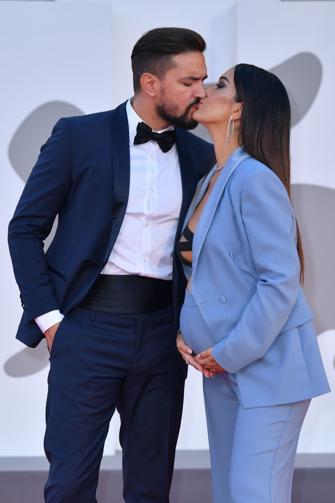 Quy định hạn chế tiếp xúc thân mật ở Venice không được siết chặt dẫn đến tình trạng khách mời biến thảm đỏ thành nơi hẹn hò.