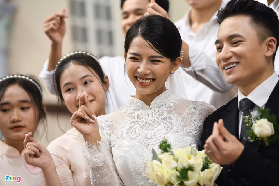 Ban đầu, Phan Mạnh Quỳnh dự định kết hôn vào ngày 1/12/2019 nhân dịp kỷ niệm 4 năm hẹn hò. Tuy nhiên, do dịch COVID-19 bùng phát và diễn biến phức tạp, hai người phải hoãn đám cưới hơn một năm.