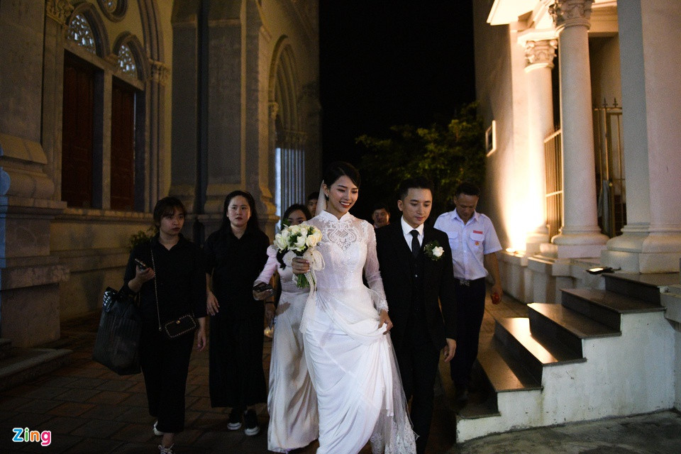 Sau khi thực hiện xong nghi thức ở nhà thờ, Phan Mạnh Quỳnh và Khánh Vy lên xe quay về nhà riêng. Hôn lễ ngày 17/4 của nam ca sĩ sẽ bắt đầu lúc 11h.