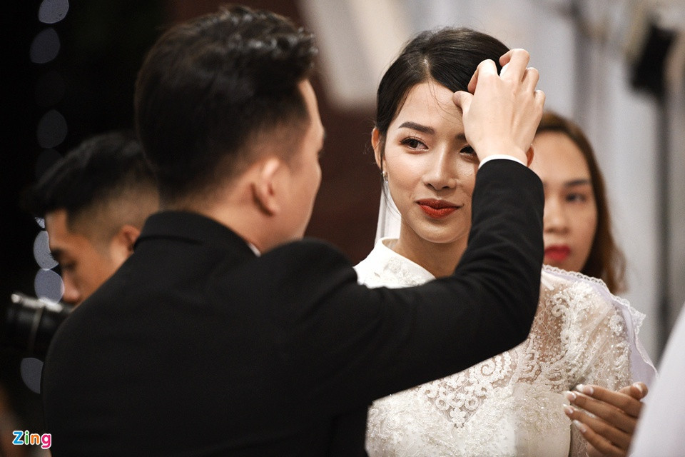 Tháng 9/2018, trong một bữa tiệc riêng tư với sự chứng kiến của bạn bè, Phan Mạnh Quỳnh đã cầu hôn Khánh Vy. Nam ca sĩ vừa chơi đàn guitar vừa hát Ngẫu hứng lý qua cầu trước khi ngỏ lời với cô. Trong buổi lễ tại nhà thờ, giọng ca Nước ngoài luôn tận tình chăm sóc vợ. Trước đó, anh từng chia sẻ cách thể hiện tình yêu của mình là "không được ngầu, lộng lẫy nhưng chân thành".