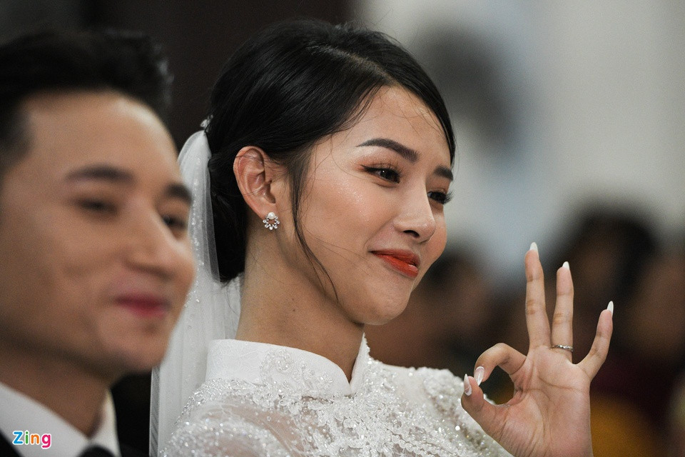 Khánh Vy vốn không theo đạo. Do đó, cô phải thực hiện lễ nhập đạo theo nghi thức Công giáo trước khi chính thức trở thành vợ của Phan Mạnh Quỳnh. Khánh Vy sinh năm 1994, cao 1,66 m. Cô từng làm người mẫu ảnh và đóng MV cho Đức Phúc, OnlyC... Vợ Phan Mạnh Quỳnh từng ghi danh tham dự The Face mùa 2 nhưng không tiến sau vào vòng trong.