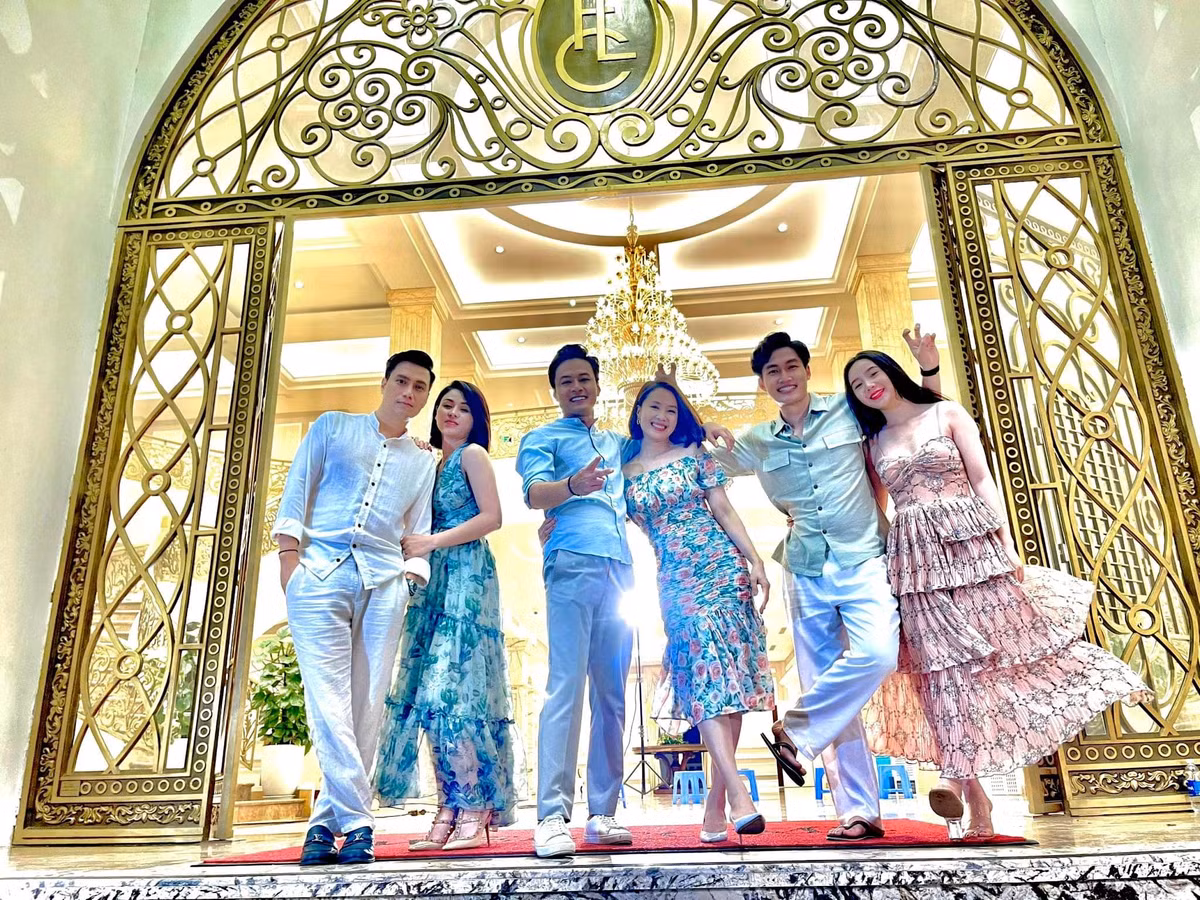 Dan dien vien binh luan soi noi ve ket phim 