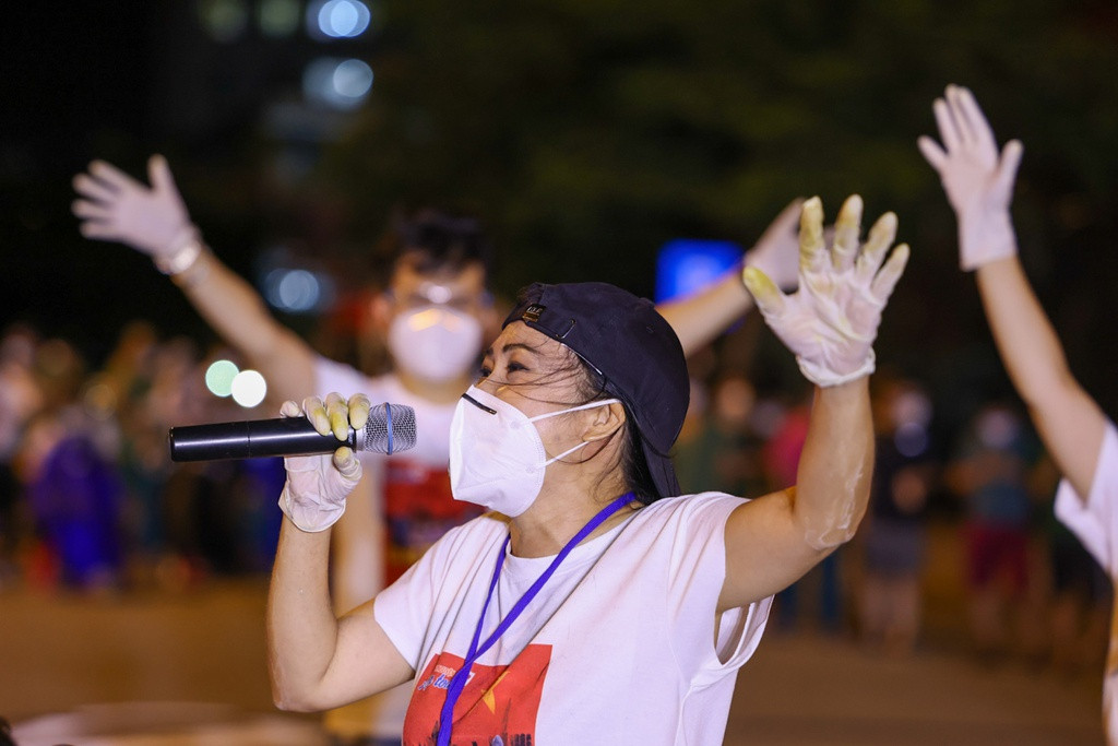 Ngoài nghệ sĩ saxophone Trần Mạnh Tuấn, buổi diễn tại bệnh viện dã chiến số 3 và số 6 còn có sự xuất hiện của ca sĩ Phương Thanh, MC Quỳnh Hoa, Quốc Đại, Nam Cường, Đăng Nguyên, Dương Ngọc Hà...