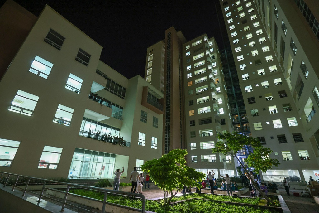 Trần Mạnh Tuấn biểu diễn các ca khúc Quê hương, Về quê, Diễm xưa và Còn tuổi nào cho em.