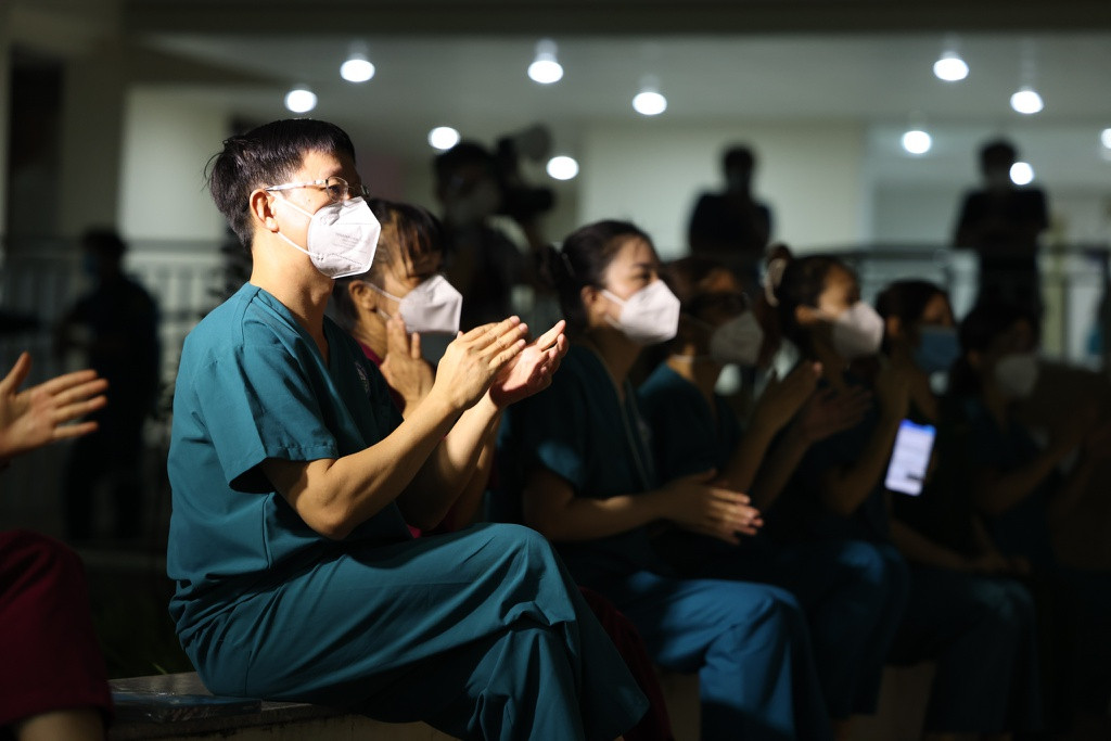 "Buổi biểu diễn thực sự xúc động khi giai điệu nhận được tiếng vỗ tay nhiệt liệt của những khán giả đặc biệt tại khu bệnh dã chiến", ông chia sẻ.