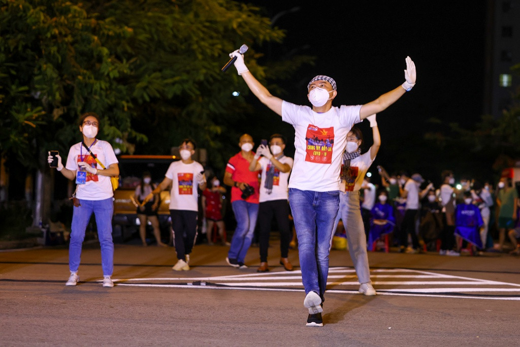 Hoạt động tình nguyện của nghệ sĩ Việt trong thời gian dịch bệnh diễn ra sôi nổi, với nhiều hoạt động từ quyên góp tiền, vật tư, tới trực tiếp ra tuyến đầu làm nhiệm vụ lấy mẫu bệnh phẩm. Trên mạng xã hội, các nghệ sĩ cũng nhiều lần kêu gọi người dân tuân thủ các quy tắc phòng dịch và gửi lời chúc TP.HCM nói riêng, cả nước nói chung sớm vượt qua giai đoạn khó khăn vì dịch COVID-19.