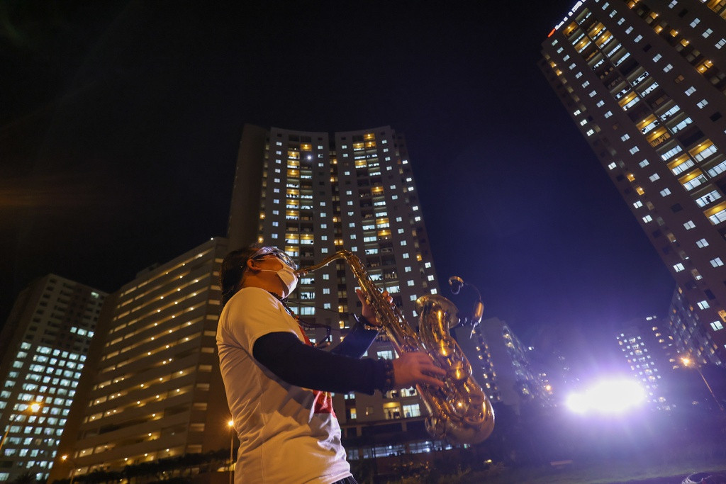 Khi được chia sẻ lên mạng xã hội, hình ảnh và video ghi lại phần trình diễn của nghệ sĩ Trần Mạnh Tuấn gây xúc động với khán giả. Ca sĩ Tùng Dương, NSND Trần Thị Mơ cũng dành lời khen ngợi cho nỗ lực lan tỏa sự tích cực qua âm nhạc của nam nghệ sĩ.