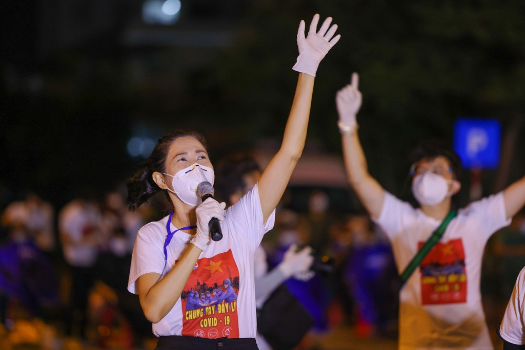 Chương trình do đội tình nguyện nghệ sĩ, dẫn đầu là MC Quỳnh Hoa tổ chức. Trước đó, nhóm có nhiều hoạt động khác như hỗ trợ lấy mẫu bệnh phẩm, quyên góp và vận chuyển thực phẩm tới các khu bệnh, đi chợ giúp người dân...