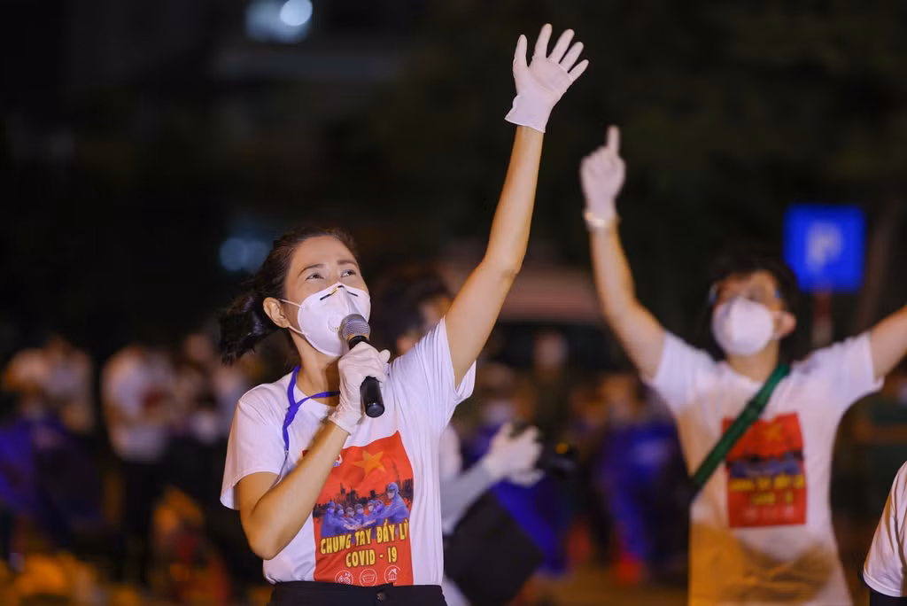 Chương trình do đội tình nguyện nghệ sĩ, dẫn đầu là MC Quỳnh Hoa tổ chức. Trước đó, nhóm có nhiều hoạt động khác như hỗ trợ lấy mẫu bệnh phẩm, quyên góp và vận chuyển thực phẩm tới các khu bệnh, đi chợ giúp người dân...