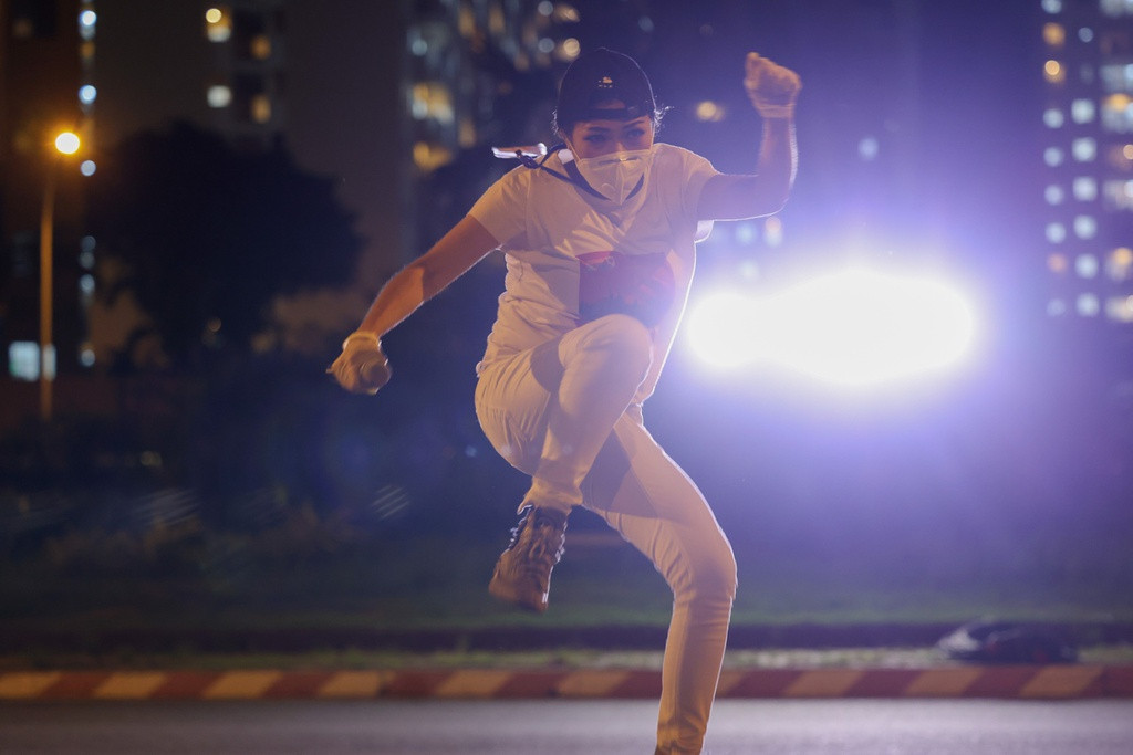 Phương Thanh nhiệt tình biểu diễn, cổ động tinh thần các y bác sĩ, bệnh nhân tại khu bệnh.