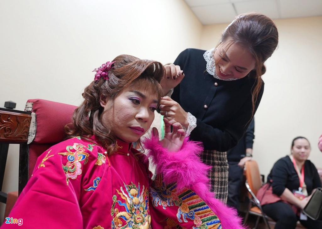 Ngọc Hà - vợ mới cưới của NSND Công Lý - theo sát anh trong hậu trường buổi ghi hình. Cô giúp chồng chỉnh lại tóc giả, lớp trang điểm để có ngoại hình hoàn hảo trước khi lên sân khấu.