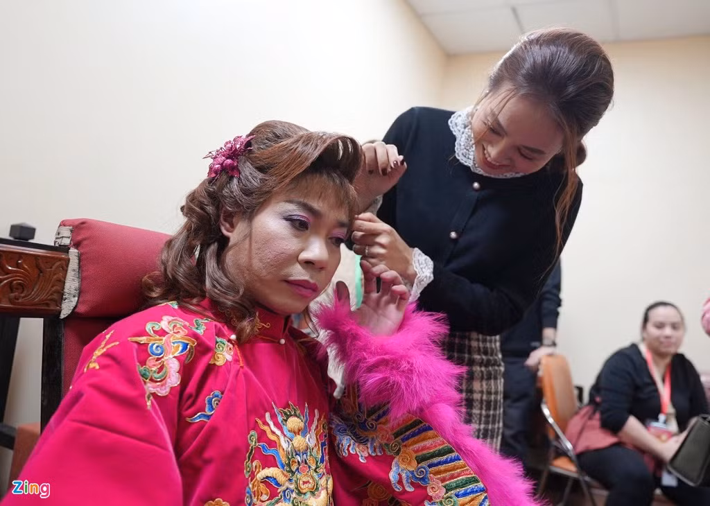 Ngọc Hà - vợ mới cưới của NSND Công Lý - theo sát anh trong hậu trường buổi ghi hình. Cô giúp chồng chỉnh lại tóc giả, lớp trang điểm để có ngoại hình hoàn hảo trước khi lên sân khấu.