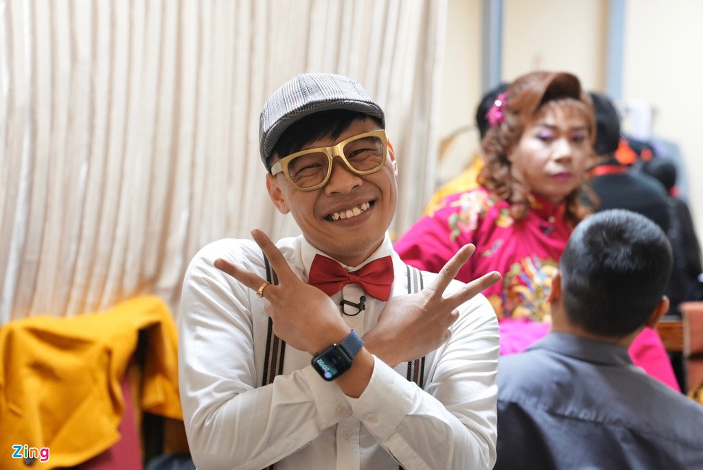 Trung Ruồi xuất hiện với tạo hình khác biệt trong hậu trường buổi ghi hình. Ngoài Duy Nam và Trung Ruồi, Táo Quân 2021 còn có sự tham gia của các tên tuổi trẻ như Việt Bắc, Mạnh Hưng, Lâm Vỹ Dạ...