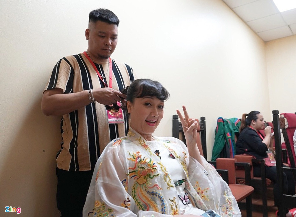 Vân Dung trở thành Táo Y tế - vai diễn gắn bó với nghệ sĩ nhiều năm qua. Nói về bản báo cáo của mình, Vân Dung từng chia sẻ ở Táo Quân năm nay, Táo Y tế "oai" nhất vì có nhiều thành tựu.