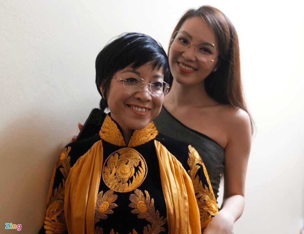 MC Thảo Vân cũng là gương mặt quen thuộc với khán giả yêu mến chương trình Táo Quân. Cô chụp ảnh thân thiết cùng Á hậu Thụy Vân trước khi bắt đầu ghi hình.