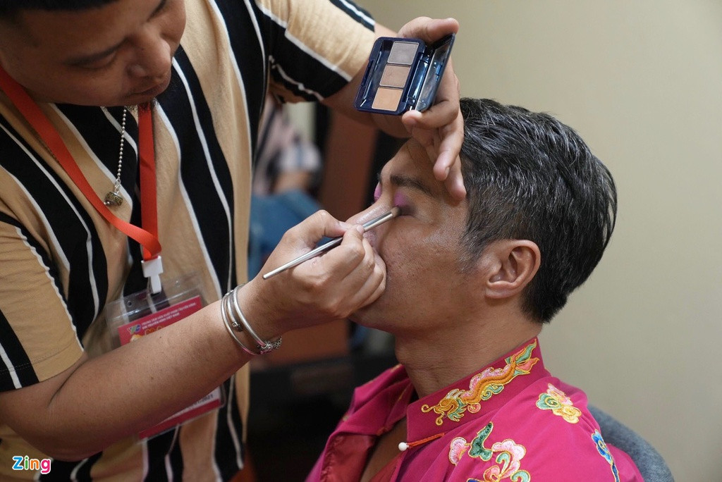 Xuân Bắc và Công Lý vẫn đảm nhận hai vai diễn quen thuộc là Nam Tào - Bắc Đẩu. Năm nay, "cô Đẩu" mặc bộ áo dài màu hồng neon, đính lông vũ điệu đà.