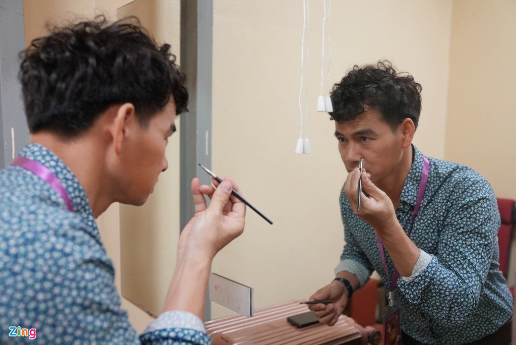 Tối 26/1, chương trình Táo Quân 2021 tiến hành ghi hình tại Hà Nội. Các nghệ sĩ cốt cán, quen thuộc với khán giả như Xuân Bắc, Tự Long, Công Lý, Quốc Khánh, Chí Trung, Quang Thắng có mặt từ sớm để trang điểm, thay trang phục. Táo Quân 2021 đang nhận được sự chú ý của khán giả khi trở lại sau một năm tạm ngừng.