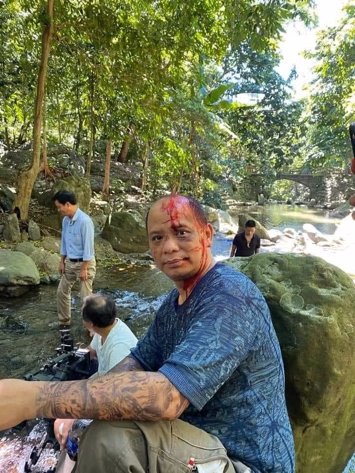 Hình ảnh tạo hình Chiến chó sau vụ truy sát do Anh Tuấn thủ vai được chia sẻ khiến khán giả hoài nghi không rõ nhân vật này còn sống hay đã chết. Số phận của Chiến chó trong Hương vị tình thân vẫn là bí ẩn ở phía trước. Diễn viên Anh Tuấn nói nhân vật mình đóng còn sống hay không "phụ thuộc vào biên kịch, đạo diễn".