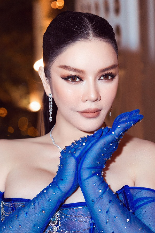 Đặc biệt, phần tay được thiết kế cầu kỳ giúp nữ diễn viên tự tin hơn khi tạo dáng trước ống kính.