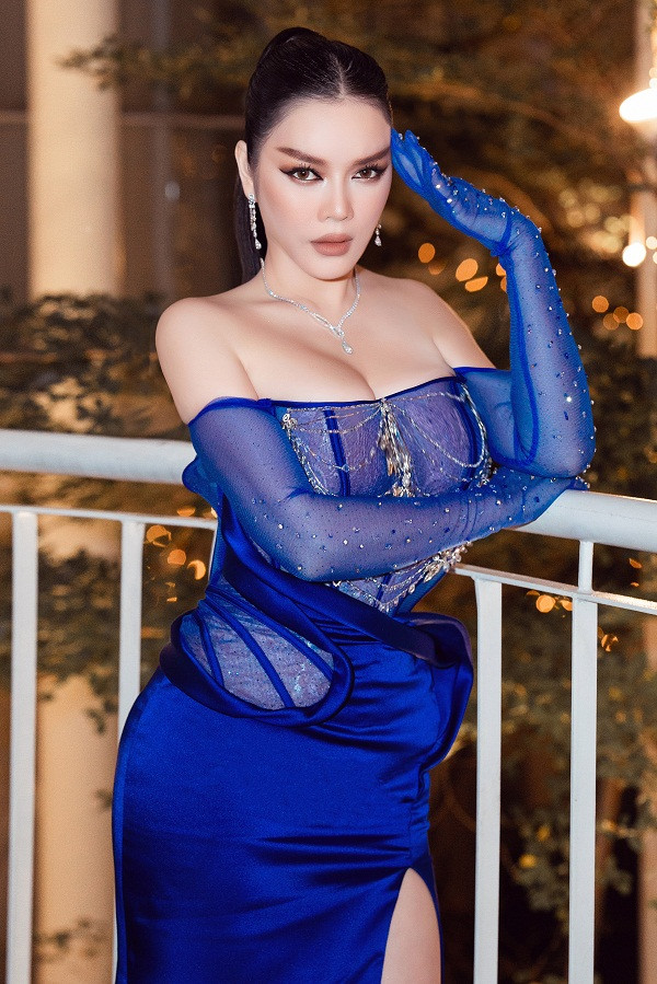 Cận vẻ gợi cảm của Lý Nhã Kỳ. Nữ diễn viên khéo khoe vòng 1 căng tràn, nóng bỏng.