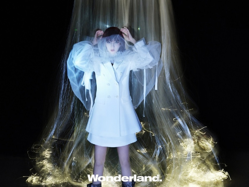 Sau khoảng thời gian ảm đạm, nữ diễn viên đã có thể lấy lại lòng tin nơi nhà sản xuất. Cô vừa hoàn thành hai dự án Trường ca hành và Em là niềm kiêu hãnh của anh. Giữa tháng 2, người đẹp gia nhập ê-kíp Ngự giao ký, đóng cặp với tài tử Nhậm Gia Luân. Các tác phẩm này được kỳ vọng làm nên chuyện cho Địch Lệ Nhiệt Ba.