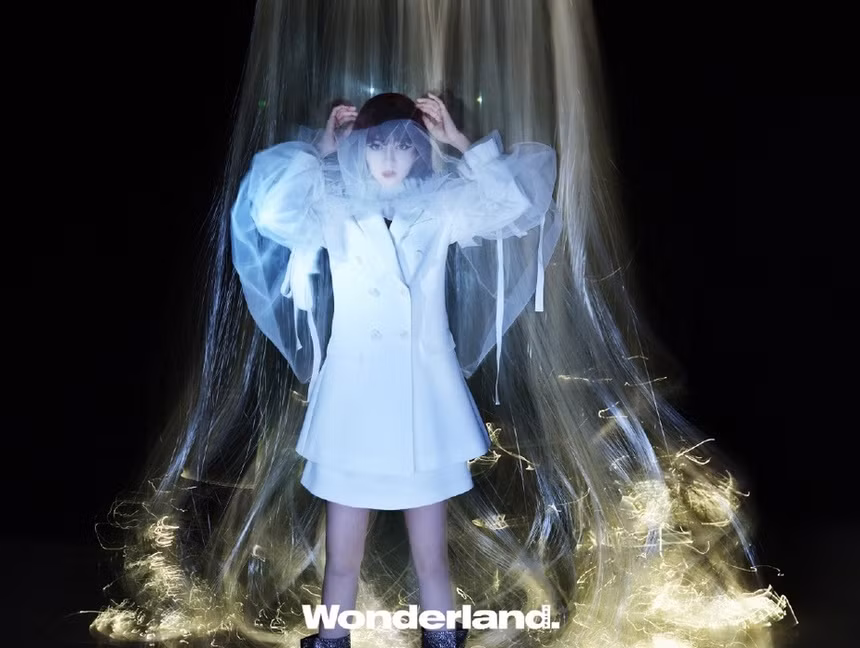 Sau khoảng thời gian ảm đạm, nữ diễn viên đã có thể lấy lại lòng tin nơi nhà sản xuất. Cô vừa hoàn thành hai dự án Trường ca hành và Em là niềm kiêu hãnh của anh. Giữa tháng 2, người đẹp gia nhập ê-kíp Ngự giao ký, đóng cặp với tài tử Nhậm Gia Luân. Các tác phẩm này được kỳ vọng làm nên chuyện cho Địch Lệ Nhiệt Ba.