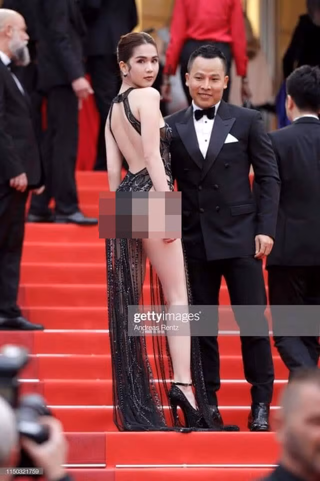 Tuy nhiên, nhiều lần hở bạo Ngọc Trinh bị ném đá phản cảm. Nhất là hình ảnh Ngọc Trinh "mặc như không" tại sự kiện liên hoan phim Cannes 2019 bị chỉ trích dữ dội.