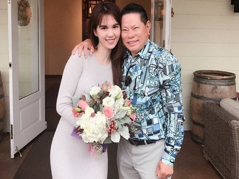 Mới đây, tỷ phú Hoàng Kiều gây chú ý khi hứa sẽ chăm lo cho 23 con nuôi của cố ca sĩ Phi Nhung. Vị tỷ phú khẳng định sẽ lo từ A-Z cho con nuôi của nữ ca sĩ cho đến khi các em trưởng thành.