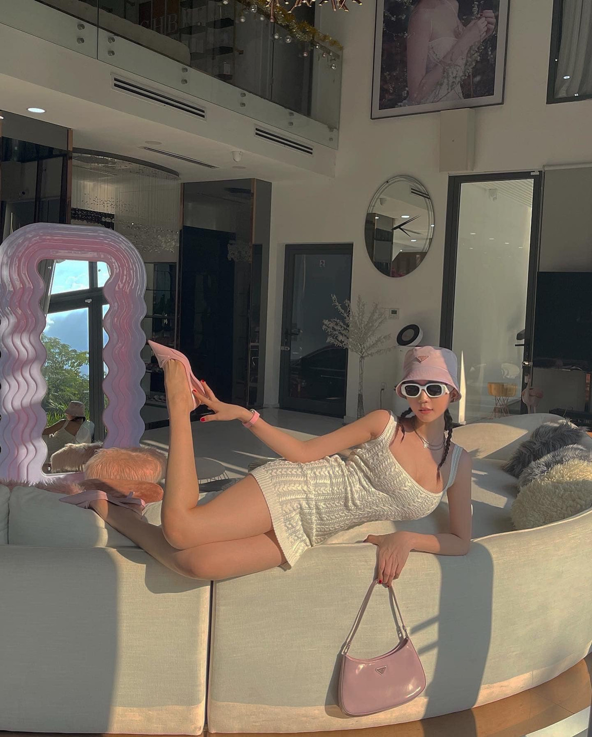 "Nữ hoàng nội y" hài hước chia sẻ: "Chào em cô gái tháng 9 hơi sổ sữa nha".