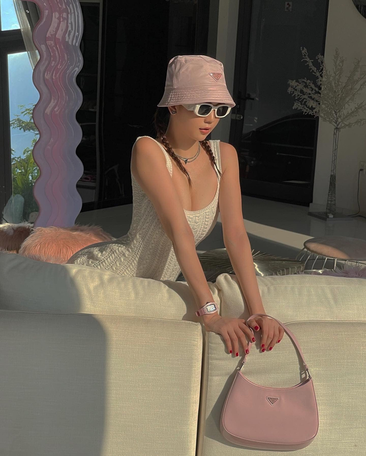 Người đẹp o ép vòng một khủng khi tạo dáng.