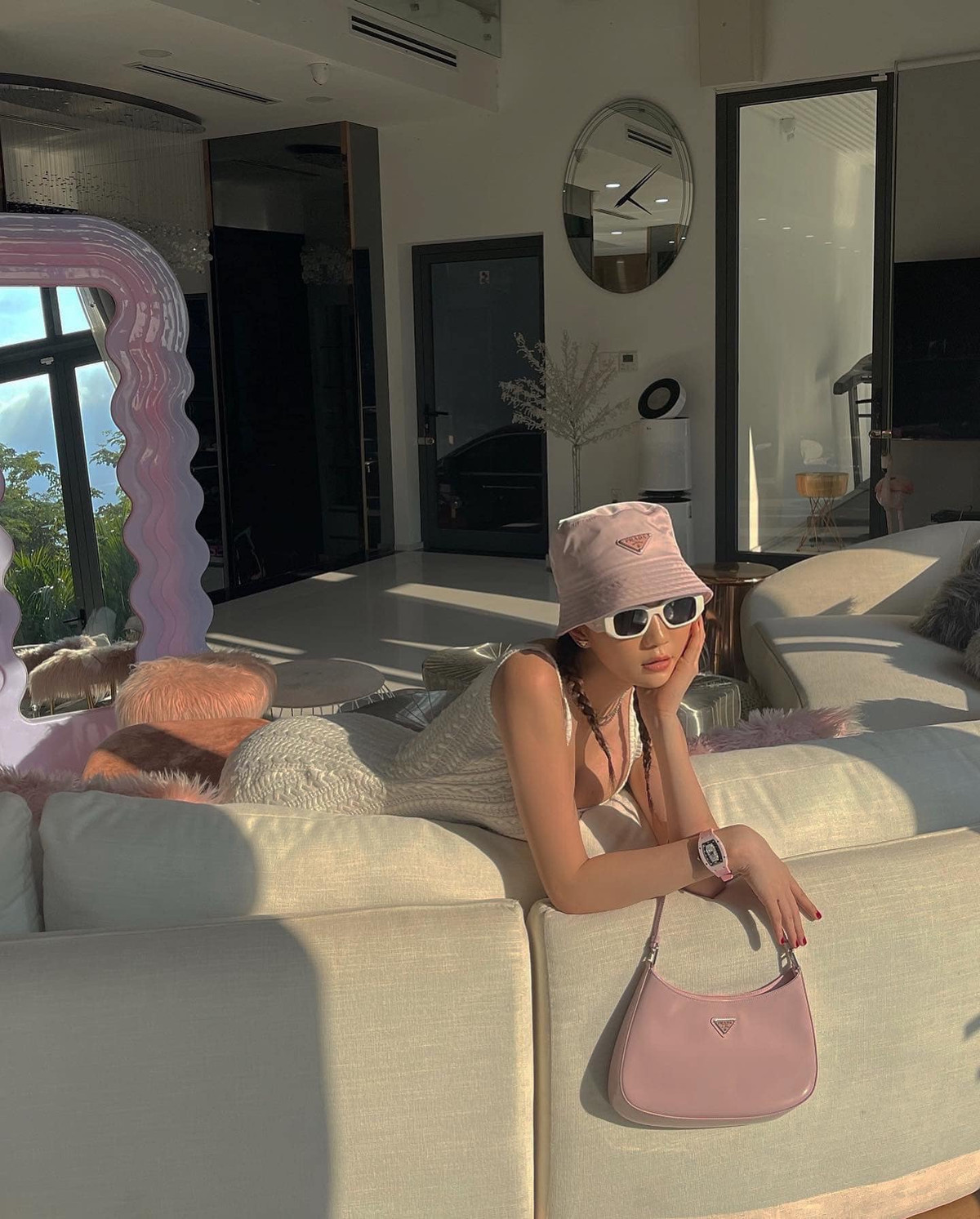 Trong loạt ảnh mới, Ngọc Trinh có phần phát tướng, thân hình tròn trịa như "khúc giò".