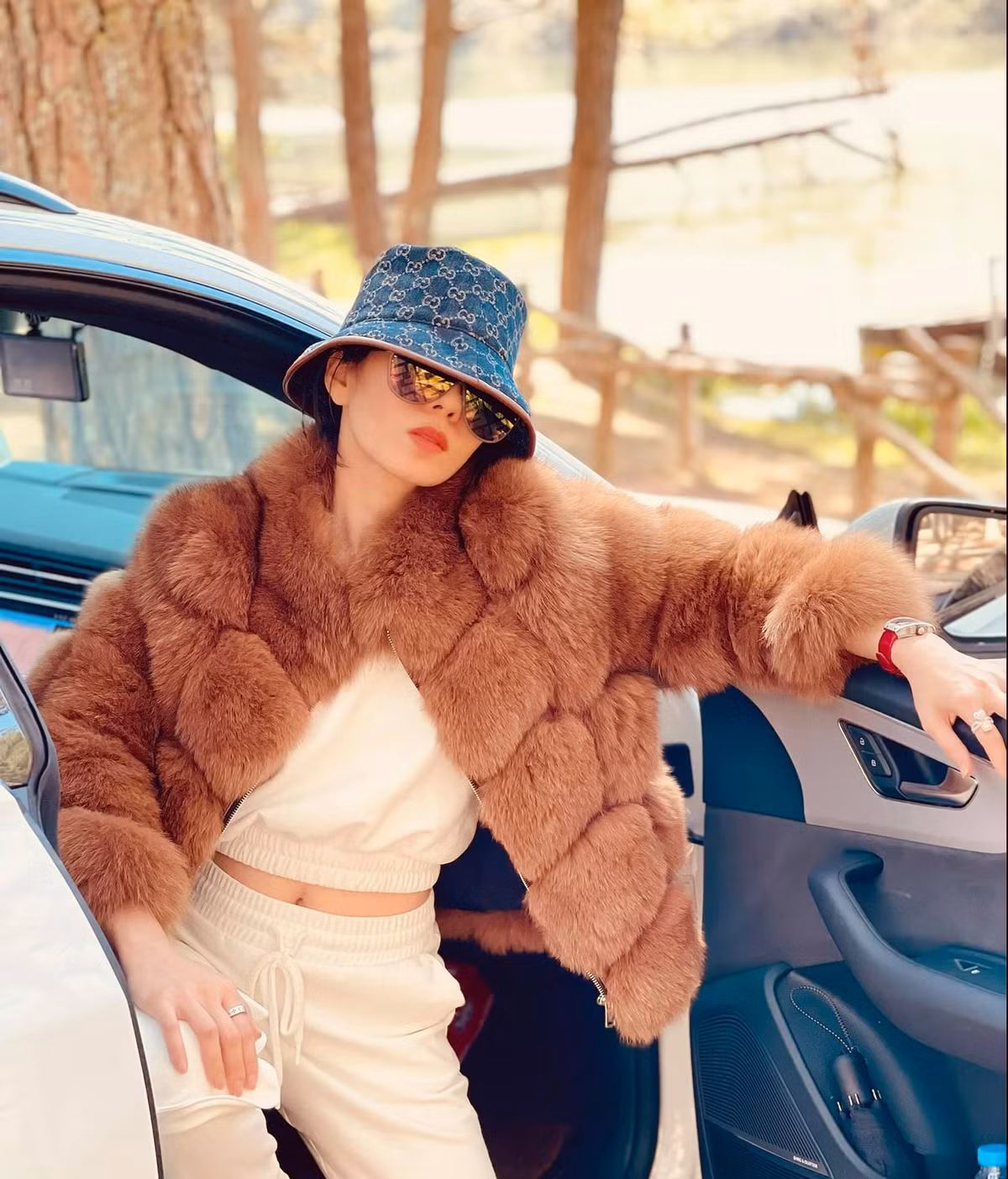 Trong loạt ảnh khác, Lệ Quyên sành điệu, đẹp chất ngất.