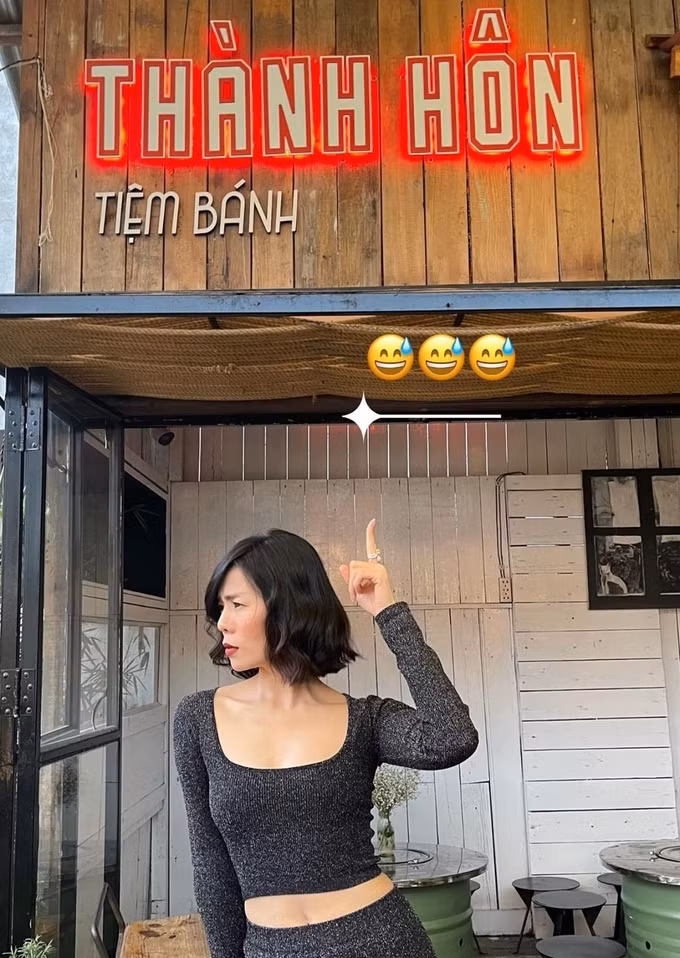 Lệ Quyên còn check-in ở tiệm bánh Thành Hôn.