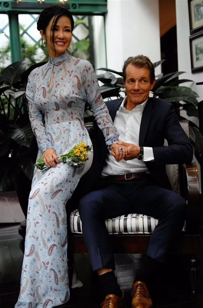 Thời gian gần đây, diva Hồng Nhung rất thoải mái khi chia sẻ hình ảnh người yêu ngoại quốc với bạn bè và người hâm mộ. Mới đây nhất, cô đưa anh ra Hà Nội, tham dự đám cưới của con gái Thanh Lam. Khoảnh khắc Hồng Nhung dịu dàng trong tà áo dài, nắm tay bạn trai được cô chia sẻ trên trang cá nhân.