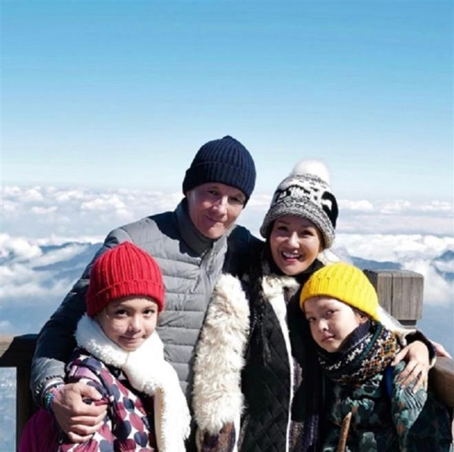 Anh cũng rất thân thiết với hai con của Hồng Nhung. Trước mối quan hệ tình cảm này, Hồng Nhung đã trải qua hai lần đổ vỡ hôn nhân.