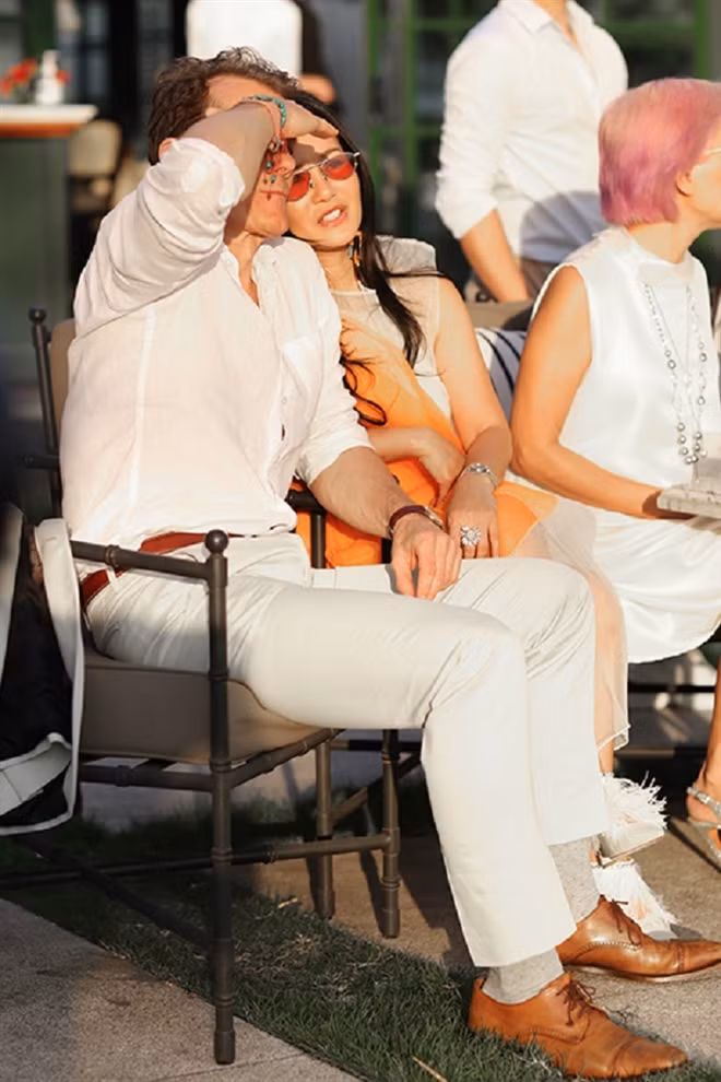 Hồng Nhung dựa vào vai bạn trai khi tham gia show trình diễn áo tắm của Hà Anh.