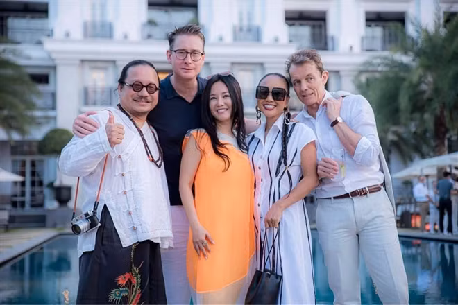 Người đàn ông này luôn có mặt bên Hồng Nhung khi cô đi tham dự các sự kiện giải trí hay gặp gỡ bạn bè.