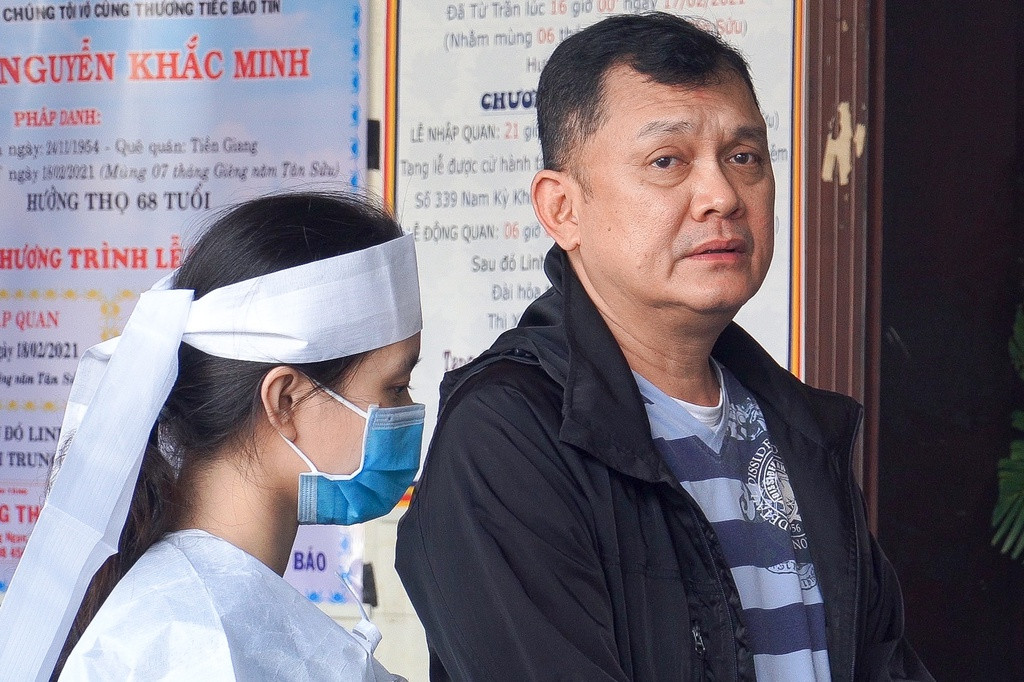 Lễ tang của diễn viên Hải Đăng được tổ chức trong hai ngày (17-18/2) tại Vãng Sanh Đường, chùa Vĩnh Nghiêm, quận 3, TP.HCM. Chiều 18/2, NSƯT Hữu Châu đến viếng Hải Đăng. Anh chia sẻ kỷ niệm với đàn em: "Dù không phải là học trò nhưng Đăng lại gọi tôi là thầy. Tôi vẫn xưng mình là chú. Những khi đi quay, Đăng thường hỏi han, nhờ tôi chỉ diễn, góp ý vai. Thỉnh thoảng, Đăng mua cà phê mời tôi. Phim quay xong, Đăng đều xin tôi chụp hình chung làm kỷ niệm".