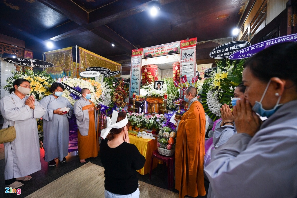 "Tôi có 3 người con, Đăng là con trai duy nhất. Linh cữu con nằm đây, tôi vẫn không muốn tin đây là sự thật", mẹ Hải Đăng nói.