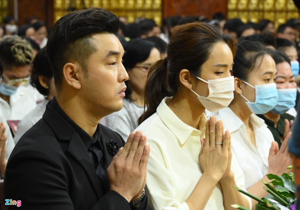 Vân Quang Long qua đời ở Mỹ vào ngày 29/12 sau cơn đột quỵ. Kim Cương, bà xã Ưng Hoàng Phúc, cho biết gia đình muốn đưa thi hài cố nghệ sĩ về Việt Nam để nhìn mặt lần cuối. Tuy nhiên, do tình hình dịch bệnh phức tạp ở hai nước và quy định đưa thi hài từ Mỹ về Việt Nam khác từ Việt Nam qua Mỹ nên gia đình thống nhất đưa tro cốt của nam ca sĩ về quê hương.