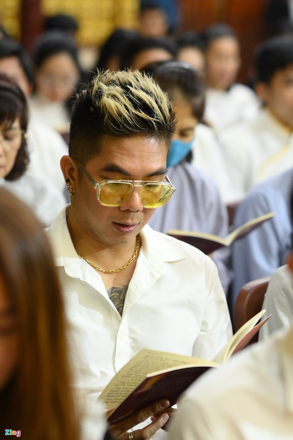 Nhạc sĩ Khánh Đơn tâm sự anh bàng hoàng khi nhận tin đồng nghiệp qua đời. "Khi tôi tổ chức đám cưới, anh em vẫn trò chuyện. Anh Long còn hứa hẹn về Việt Nam sẽ gặp gỡ và 'đền bù' cho tôi", anh kể.