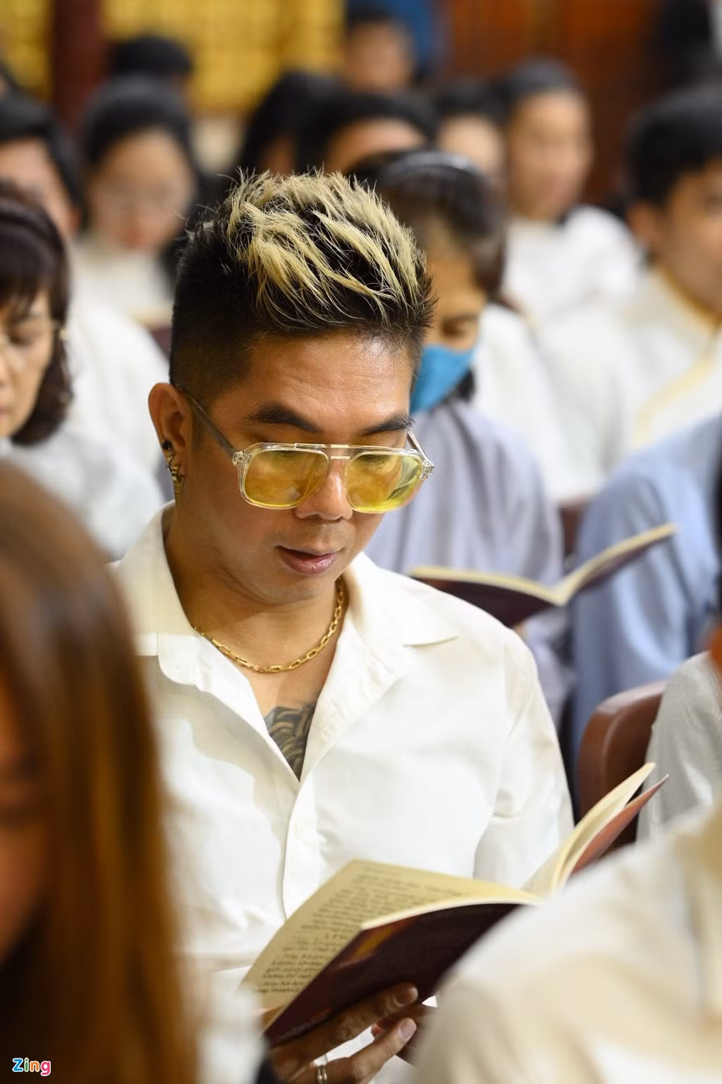 Nhạc sĩ Khánh Đơn tâm sự anh bàng hoàng khi nhận tin đồng nghiệp qua đời. "Khi tôi tổ chức đám cưới, anh em vẫn trò chuyện. Anh Long còn hứa hẹn về Việt Nam sẽ gặp gỡ và 'đền bù' cho tôi", anh kể.