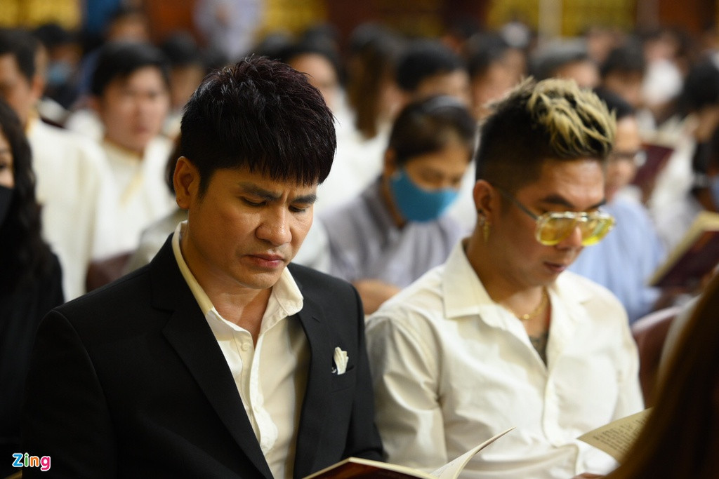 Ca sĩ Lương Gia Huy, Khánh Đơn đều là bạn thân thiết với Vân Quang Long. Chia sẻ với Zing, Lương Gia Huy cho hay: "Tính Long hài hước. Vì vậy, cậu ấy đến đâu, ở đó sẽ có tiếng cười. Trong người Long dường như có cả một kho chuyện cười. Long kể chuyện lại có duyên. Chúng tôi nhiều lần xúi Long đi diễn hài nhưng có lẽ duyên chưa tới".