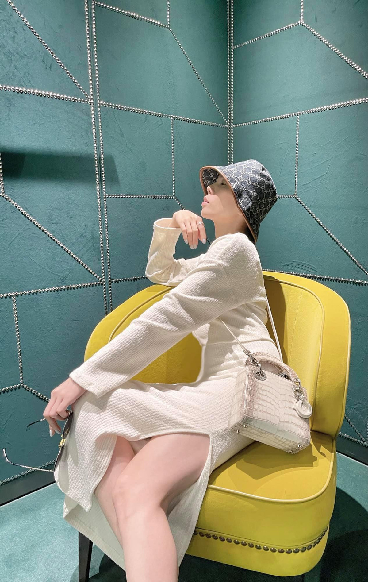 Kể từ khi công khai hẹn hò bạn trai kém 11 tuổi Lâm Bảo Châu, Lệ Quyên thường xuyên chia sẻ phong cách thời trang ngày một trẻ trung và nóng bỏng.