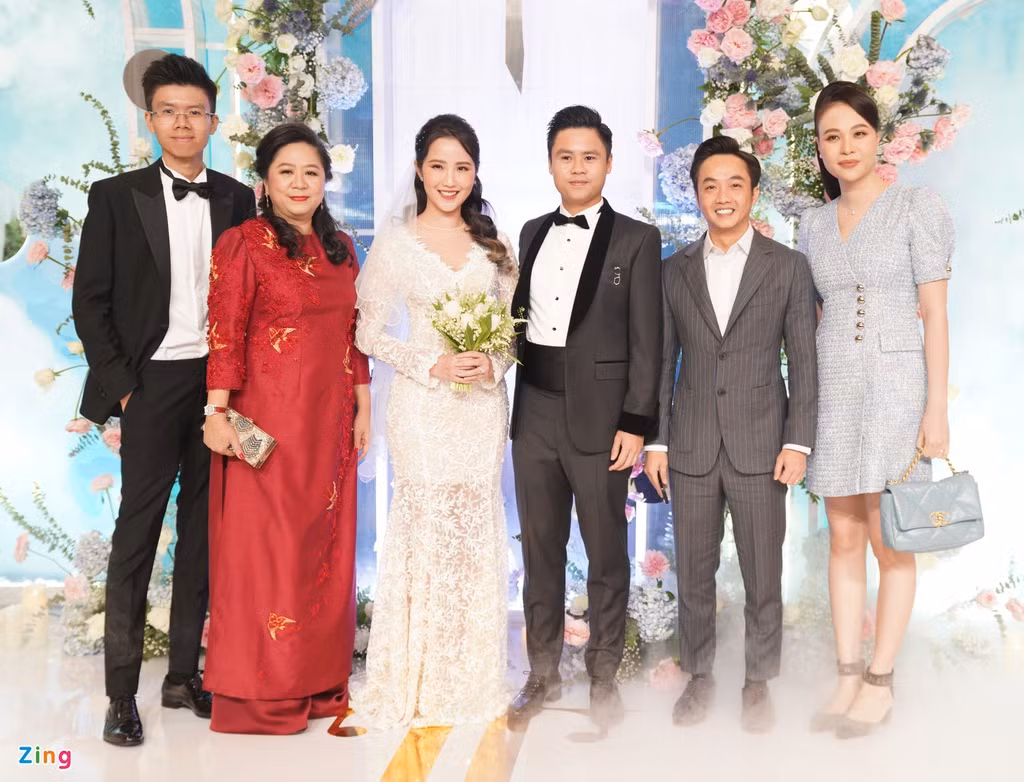 Vợ chồng Cường Đô La và Đàm Thu Trang có mặt từ sớm để chung vui với Phan Thành - Primmy Trương. Phan Thành và Cường Đô La nổi tiếng thân thiết khi có chung sở thích sưu tập siêu xe.