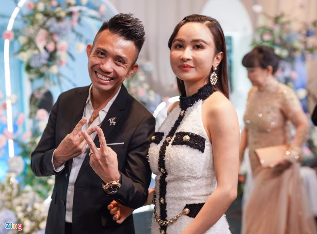 Vợ chồng Minh Nhựa cũng có mặt để chúc mừng hạnh phúc cho Phan Thành.