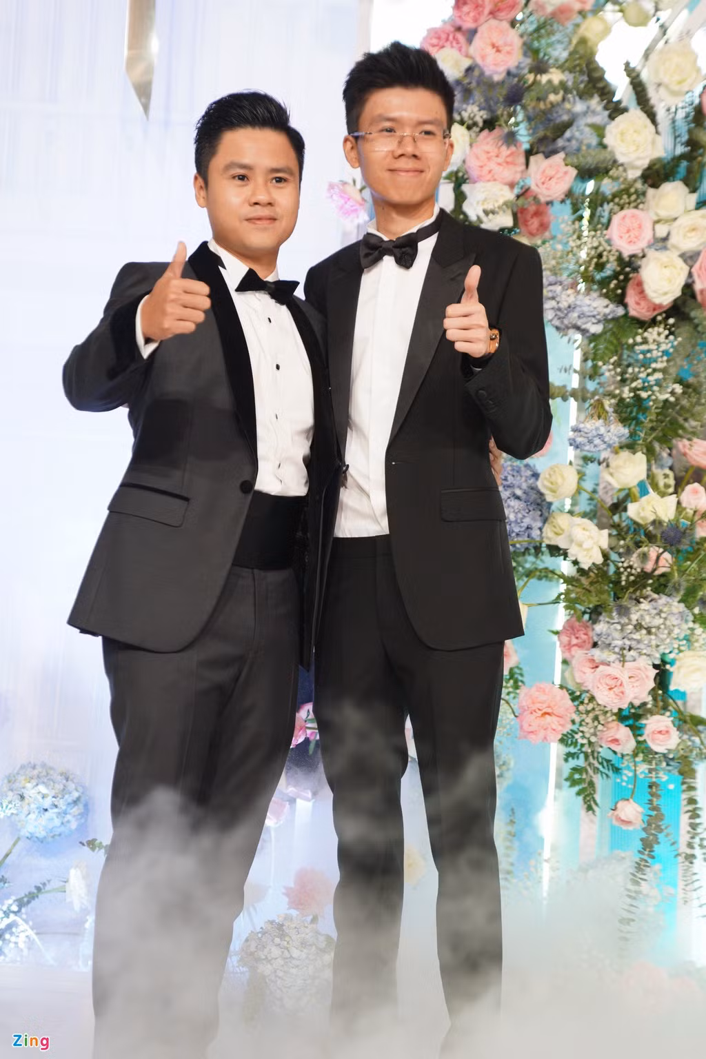 Phan Hoàng ăn diện bảnh bao trong lễ cưới. Trong ngày vui của anh trai, thiếu gia Sài thành tất bật với công việc chuẩn bị từ sáng sớm.