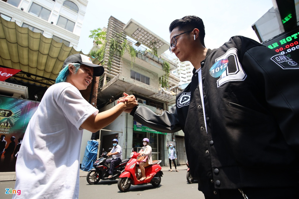 Có khoảng hơn 4.000 hồ sơ đăng ký tham gia casting, nhưng ban giám khảo chỉ lựa chọn 50 người. Tỷ lệ chọi của Rap Việt mùa 2 cao hơn mùa 1. Trả lời Zing, thí sinh Cẩm Tú cho biết lượng người tới casting ngày 2 đã giảm so với ngày đầu, nhưng vẫn có rất đông bạn trẻ tới từ các tỉnh thành chờ vào thi tài.